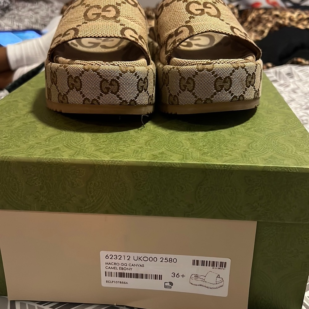 Women gucci slides